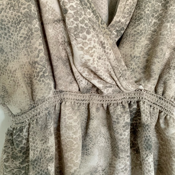 Aritzia Wilfred nude/grey animal print top size XS - Picture 4 of 9